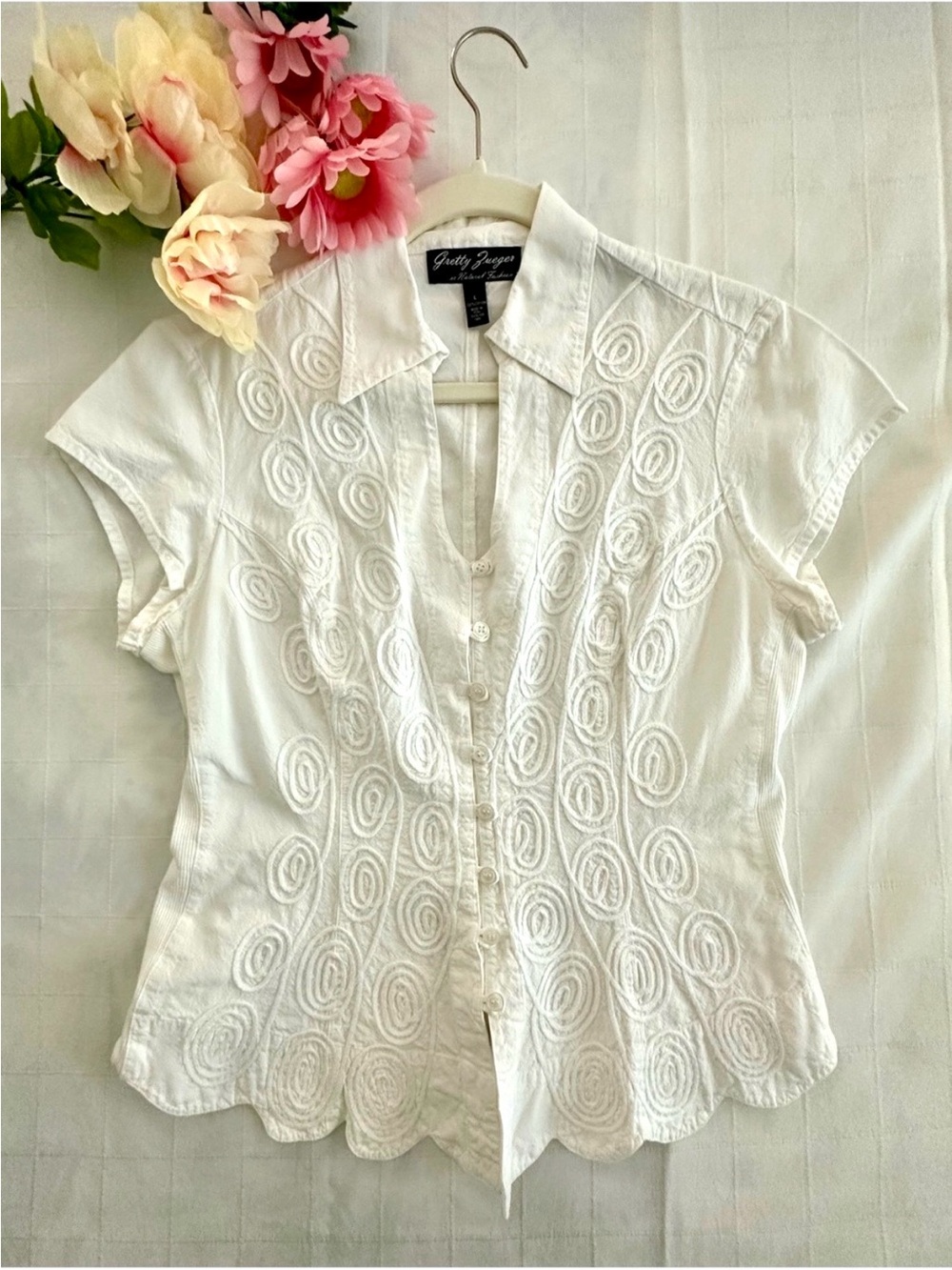 Gretty Zueger NWOT White Embroidered Button-Front Women's Top